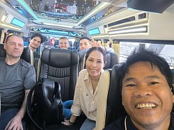 พี่นิดยินดีให้บริการครับผมรถตู้ VIP รุ่นใหม่
